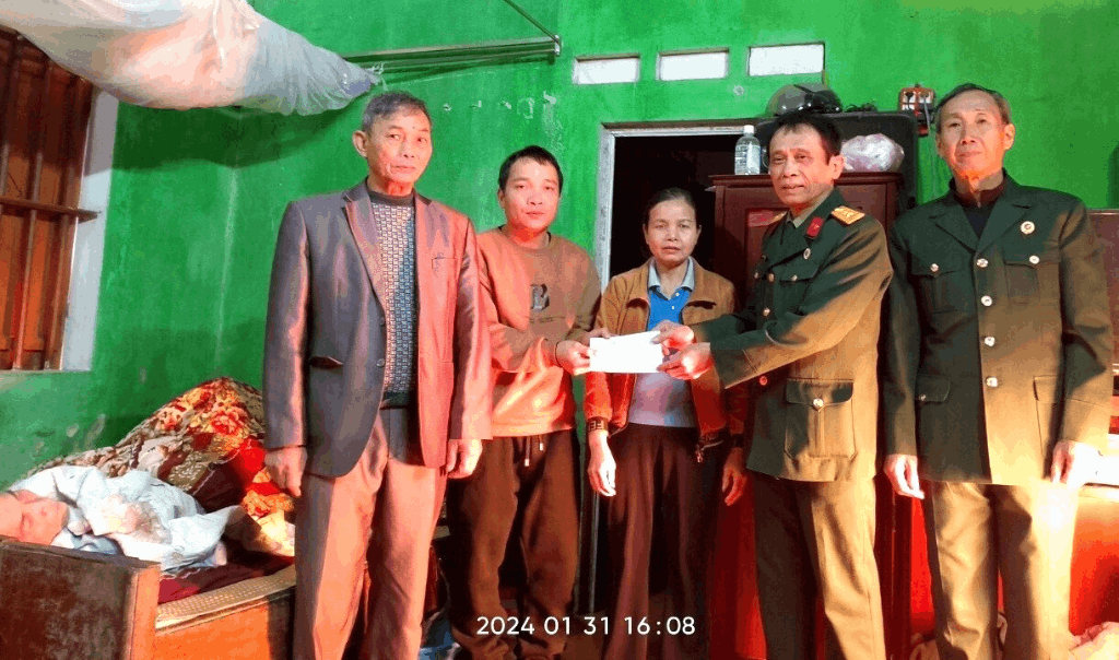 Cựu Chiến Binh xã Tân Dĩnh trao tặng quà cho Hội viên có hoàn cảnh  đặc biệt khó khăn tết Giáp Thìn 2024